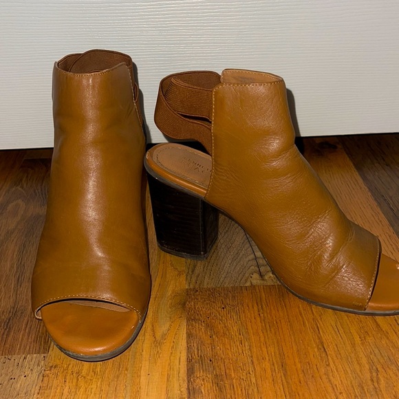 Kenneth Cole lightly worn brown heels - Picture 1 of 2